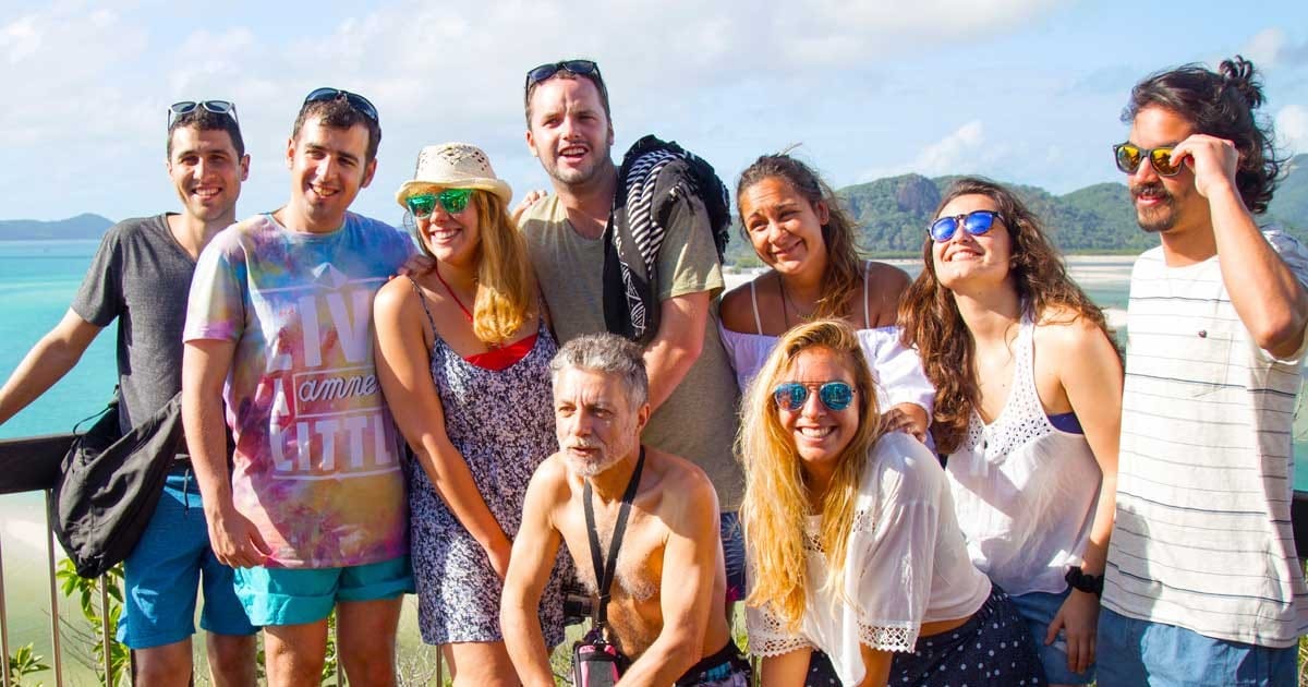 grupo de amigos posando y sonriendo para cámara